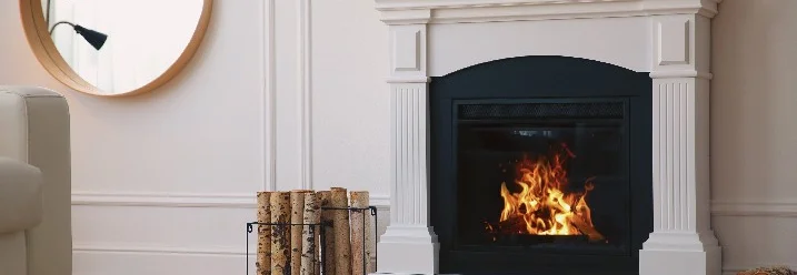 Ein Kamin mit brennendem Feuer.